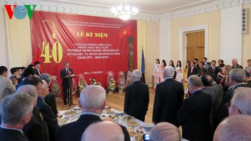 ĐSQ Việt Nam tại Ukraine kỷ niệm 40 năm thống nhất đất nước - ảnh 1
