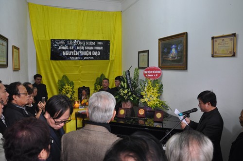 Đoàn Ủy ban Nhà nước về người Việt Nam ở nước ngoài dự lễ tưởng niệm nhạc sĩ Nguyễn Thiên Đạo - ảnh 1