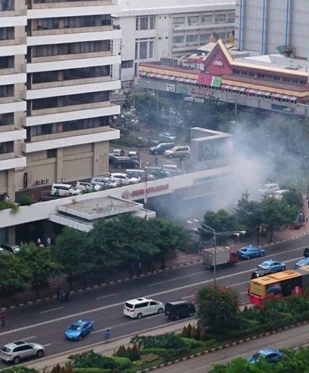 Không có người Việt Nam nào thương vong trong các vụ nổ bom và đấu súng tại trung tâm thủ đô Jakarta - ảnh 1