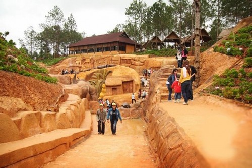 Đường hầm đất sét, điểm du lịch mới thu hút du khách ở Đà Lạt - ảnh 1