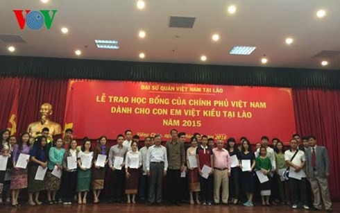 Trao học bổng của Chính phủ Việt Nam cho con em Việt kiều ở Lào - ảnh 1