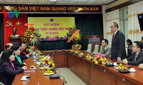 Lãnh đạo Đảng, Mặt trận Tổ quốc Việt Nam chúc mừng cán bộ, y bác sỹ nhân ngày Thầy thuốc Việt Nam  - ảnh 1