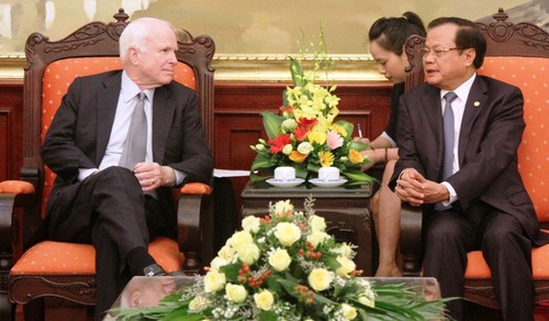 Секретарь парткома г.Ханоя Фам Куанг Нги принял сенатора США Джона Маккейна - ảnh 1
