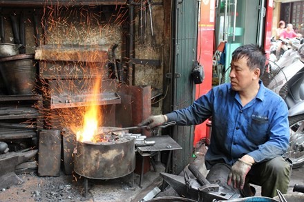 Хранитель традиционного кузнечного производства на улице Лорен Ханоя - ảnh 1