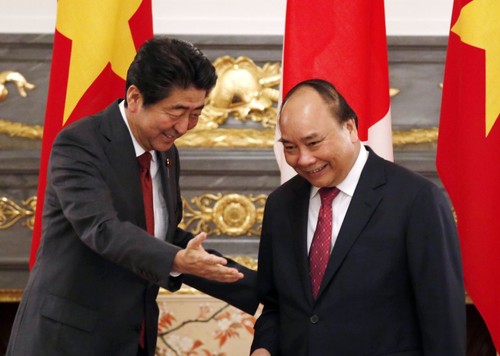 Японские СМИ осветили переговоры между Синдзо Абэ и Нгуен Суан Фуком - ảnh 1