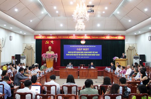 Председатель ЦК ОФВ встретился с лучшими вьетнамскими бизнесменами - ảnh 1
