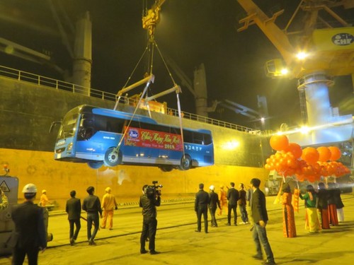 В речной порт Сайгон прибыл первое в 2018 году грузовое судно - ảnh 1