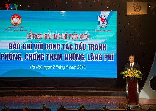 Во Вьетнаме впервые вручена премия «Роль прессы в борьбе с коррупцией и расточительством» - ảnh 1