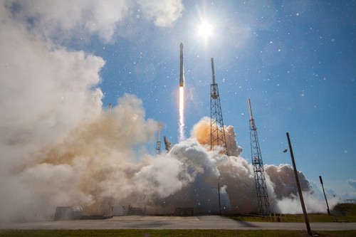SpaceX произвела запуск ракеты Falcon 9 с секретным спутником - ảnh 1