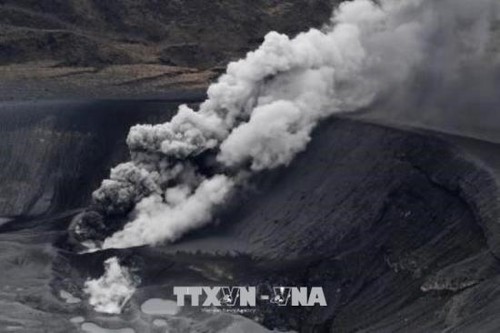В Японии вулкан Симмоэ выбросил столб дыма на высоту более двух километров - ảnh 1