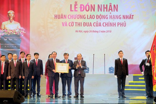 Нгуен Суан Фук принял участие в церемонии, посвященной 30-летию со дня создания банка «Agribank» - ảnh 1