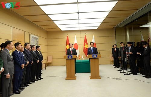 Президент Вьетнама и премьер Японии провели совместную пресс-конференцию - ảnh 1