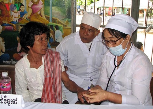 Искренняя благодарность камбоджийцев вьетнамским медработникам-добровольцам - ảnh 2