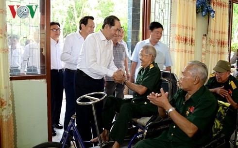 Президент СРВ посетил Центр реабилитации инвалидов войны Лонгдат в провинции Бариа-Вунгтау - ảnh 1