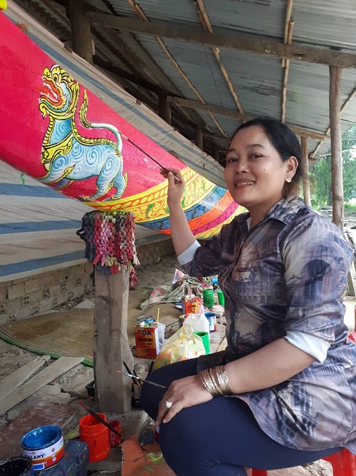 Встречаемся с мастерами по созданию картин на стенах в кхмерских пагодах в провинции Шокчанг - ảnh 1