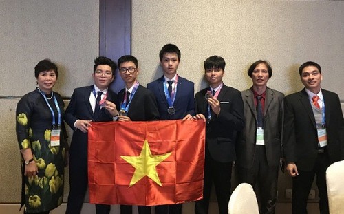 Сборная Вьетнама завоевало золото на Олимпиаде по астрономии и астрофизике в Пекине - ảnh 1