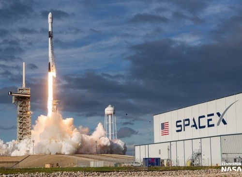 SpaceX запустила ракету с военным спутником GPS - ảnh 1
