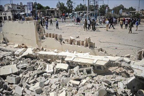 Число погибших в результате взрывов в столице Сомали возросло до 20 человек - ảnh 1