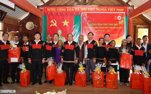 Нгуен Суан Фук вручил новогодние подарки представителям народностей в уезде Кызут провинции Дакнонг - ảnh 1