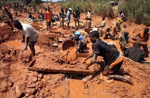 В Зимбабве ищут золотоискателей, которых затопило в шахтах - ảnh 1