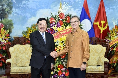 Вице-премьер Фам Бинь Минь поздравил лаосский народ с традиционным новогодним праздником «Бунпимай» - ảnh 1