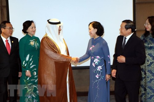 Заведующая Отделом ЦК КПВ по работе с народными массами Чыонг Тхи Май совершила рабочий визит в Катар - ảnh 1
