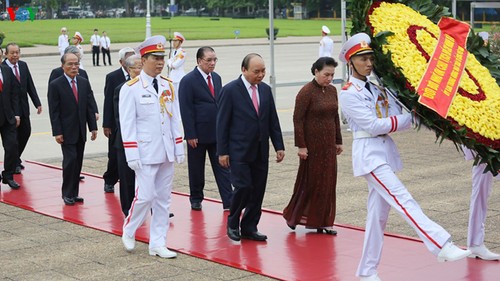 Руководители Вьетнама посетили Мавзолей Хо Ши Мина по случаю Дня независимости страны - ảnh 1