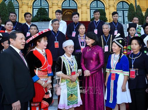 Вице-президент СРВ Данг Тхи Нгок Тхинь приняла представителей малых народностей из провинции Каобанг - ảnh 1