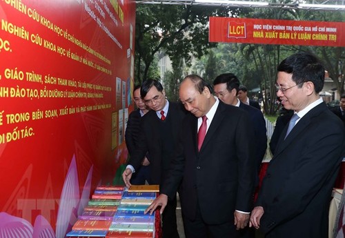 Нгуен Суан Фук посетил книжную выставку, приуроченную к 90-летию со дня основания Компартии Вьетнама - ảnh 1