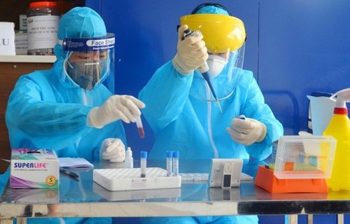 Премьер-министр СРВ одобрил предложение о выдаче частным медучреждениям разрешения на проведение тестов на коронавирус - ảnh 1