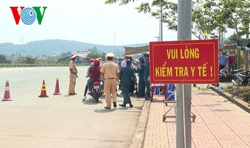 Жители Вьетнама поддерживают режим «социального дистанцирования» в стране - ảnh 1