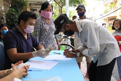 Нгуен Суан Фук: Оказание помощи людям, сталькивающимся с трудностями из-за эпидемии, должно быть своевременным - ảnh 1