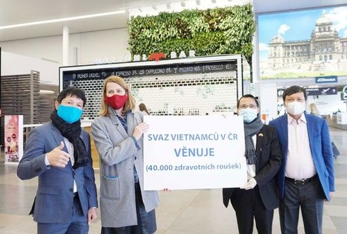 Вьетнамская диаспора в Республике Чехия принимает активное участие в борьбе с коронавирусной эпидемией - ảnh 1