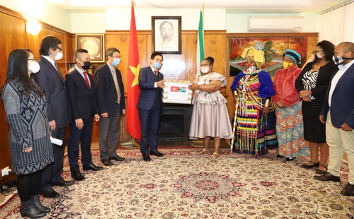Посольство Вьетнама в ЮАР содействует местным жителям в борьбе с коронавирусом - ảnh 1