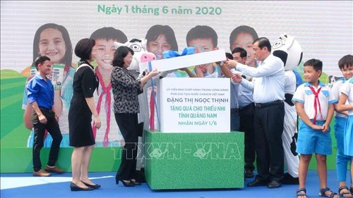 Вице-президент Данг Тхи Нгок Тхинь вручила подарки детям Куангнама - ảnh 1