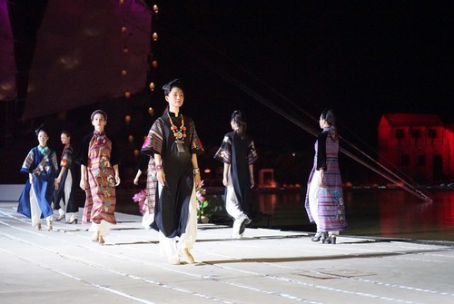 В г.Хойане открылся фестиваль платья «аозяй» с изображениями достопримечательностей Вьетнама - ảnh 1