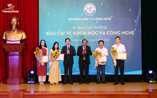 Радио «Голос Вьетнама» получило приз за второе место на конкурсе журналистских работ по научно-технологической теме - ảnh 1