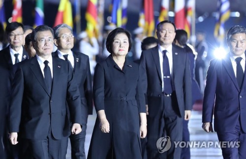 Президент РК Мун Чжэ Ин заявил о стремлении к миру и  процветанию на Корейском полуострове вместе с КНДР - ảnh 1