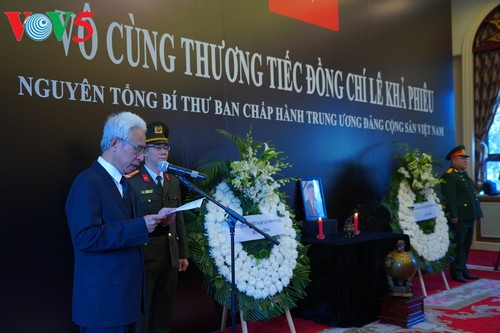 Посольства Вьетнама в разных странах организовали церемонии прощания с бывшим генсеком ЦК КПВ Ле Кха Фьеу - ảnh 1