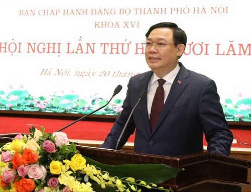 Секретарь парткома города Ханоя Выонг Динь Хюэ отметил необходимость обеспечения равномерности развития столицы - ảnh 1
