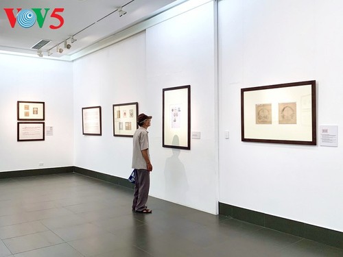 В Ханое открылась выставка, посвященная истории государственного герба Вьетнама - ảnh 17