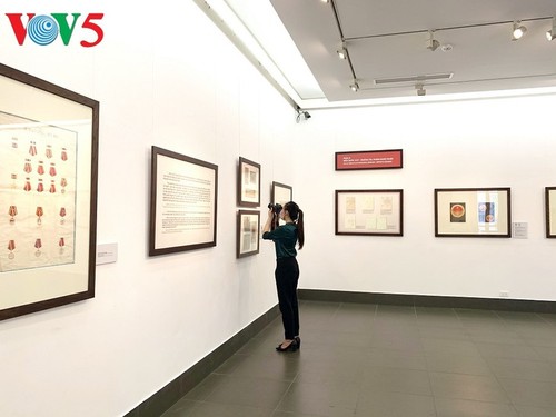 В Ханое открылась выставка, посвященная истории государственного герба Вьетнама - ảnh 18