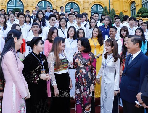 Данг Тхи Нгок Тхинь встретилась с лучшими учащимися в учреждениях профобучения - ảnh 1
