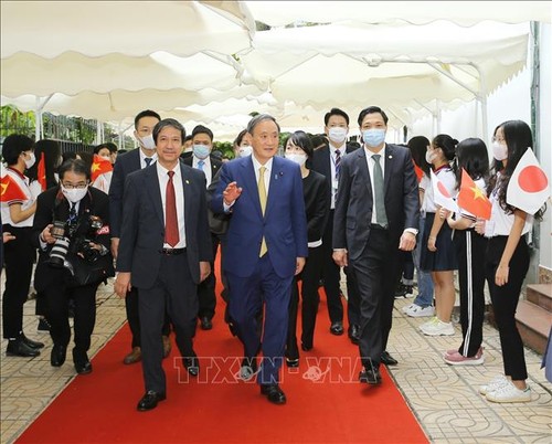 Премьер-министр Японии Ёсихидэ Суга провел встречу со студентами Вьетнамо-японского института - ảnh 1