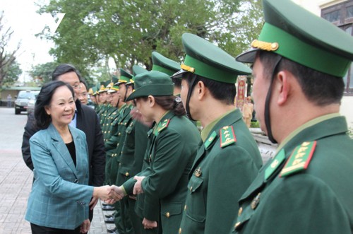 Заведующая Отделом ЦК КПВ по работе с народными массами посетила вооруженные силы в Куангнаме - ảnh 1