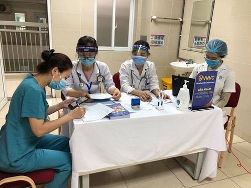 В разных районах Вьетнама продолжается 1-й этап вакцинации от коронавируса - ảnh 1
