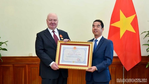 Вручение ордена «Дружба» послу РФ во Вьетнаме - ảnh 1