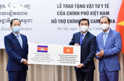 Вьетнам предоставил Камбодже изделия медицинского назначения для борьбы с COVID-19 - ảnh 1