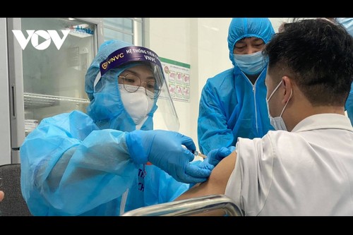 Во Вьетнаме мобилизуются все ресурсы на массовую вакцинацию от COVID-19 - ảnh 1