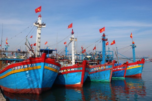 Президент Нгуен Суан Фук передал 5 тысяч флагов в дар Программе «1 миллион национальных флагов в поддержку отечественных рыбаков на море» - ảnh 1